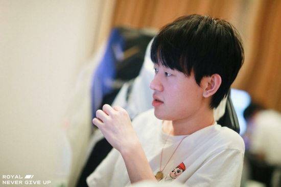 LOL女主播代打事件引发热议 训练赛表现与比赛差异明显